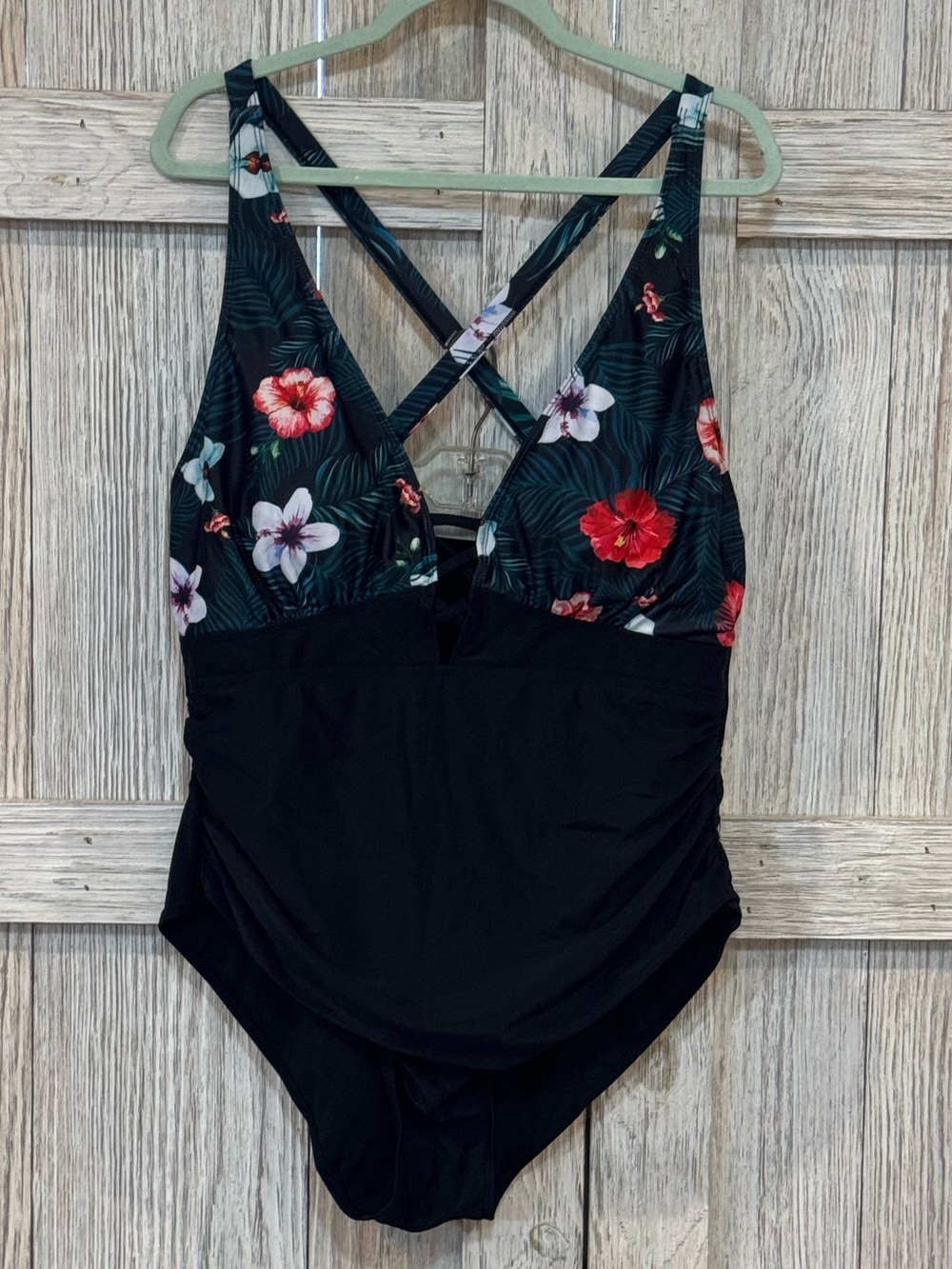 Women’s one piece swimsuit . Adjustable straps, removable Pads sz 18W